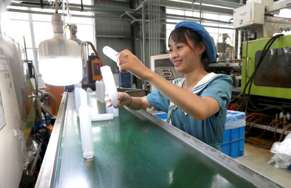 在四川汪氏紅色塑膠有限公司內(nèi)，工人正在生產(chǎn)聯(lián)合利華的訂單。