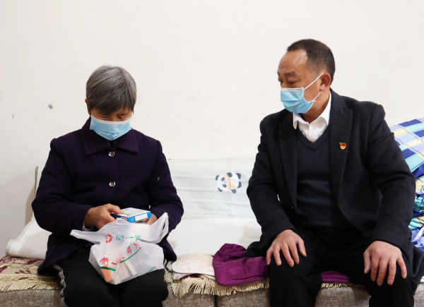 黨員干部上門為群眾送“健康”。