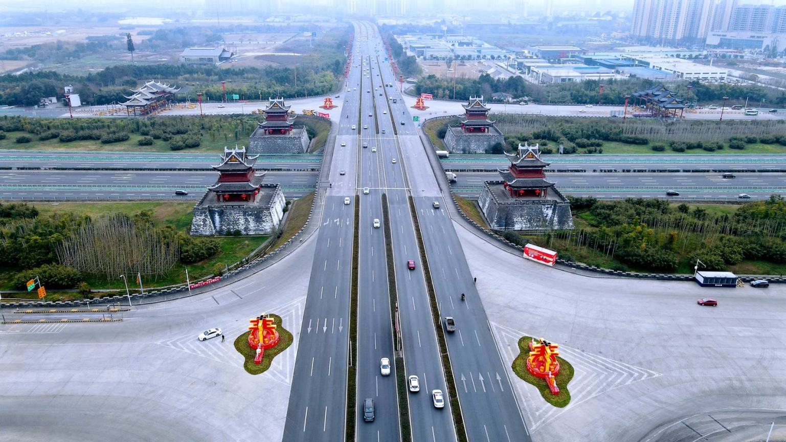 道路上的春節(jié)氛圍營造。