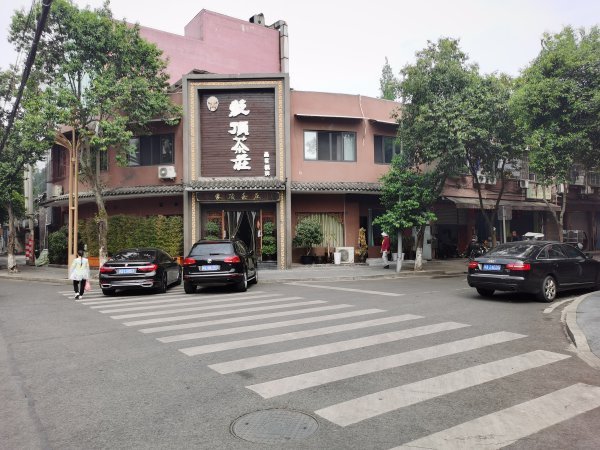  彭山區(qū)紫薇路，“蒙頂茶莊”門口，車輛隨意停放。