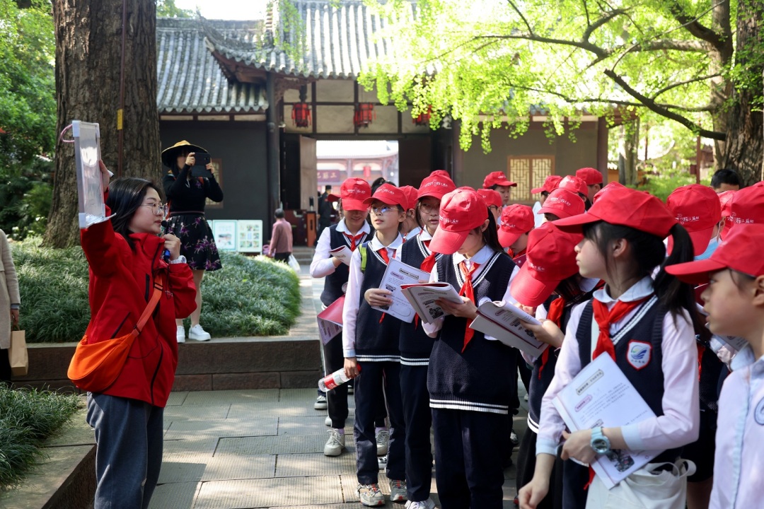 成都市小學(xué)師生在三蘇祠研學(xué)。.jpg