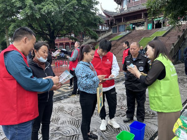  市環(huán)衛(wèi)處垃圾分類管理股的工作人員向市民詳細(xì)介紹生活垃圾四分類桶的基本知識(shí)。