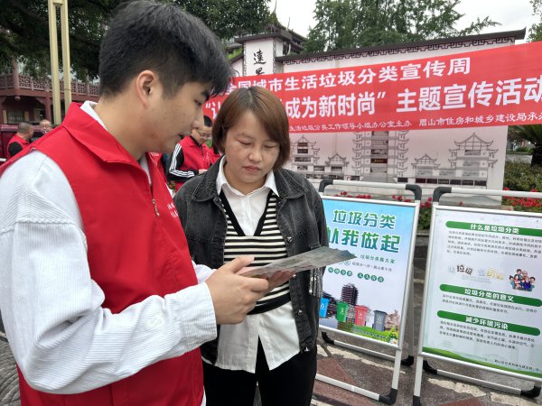  市環(huán)衛(wèi)處垃圾分類管理股的工作人員向市民詳細(xì)介紹生活垃圾四分類桶的基本知識(shí)。