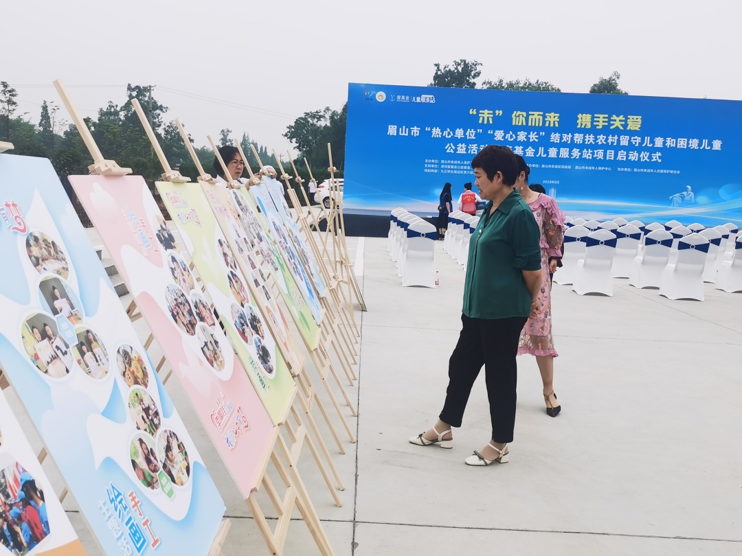 市民在活動現(xiàn)場觀看“永豐幸福娃”主題展。.jpg