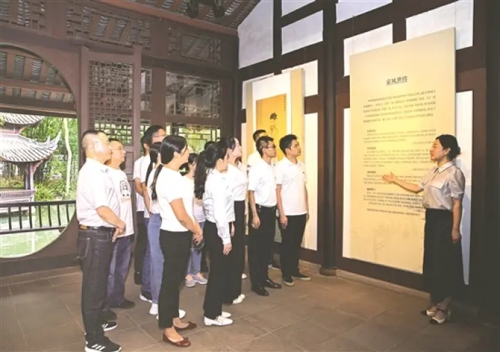 紀(jì)檢監(jiān)察干部在三蘇祠接受家風(fēng)教育。（資料圖片）.webp.jpg