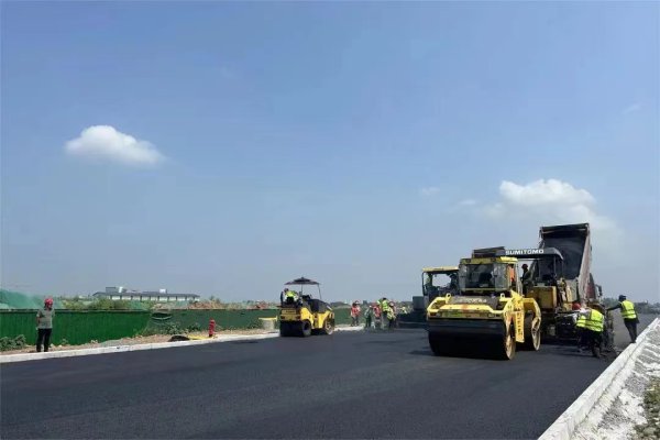 眉山城市新中心（一期）18 條市政道路項目的施工現(xiàn)場一角。