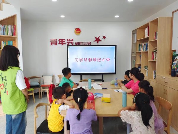 “愛鄰學(xué)堂”暑期托管班內(nèi)，同學(xué)們正在認真學(xué)習(xí)。
