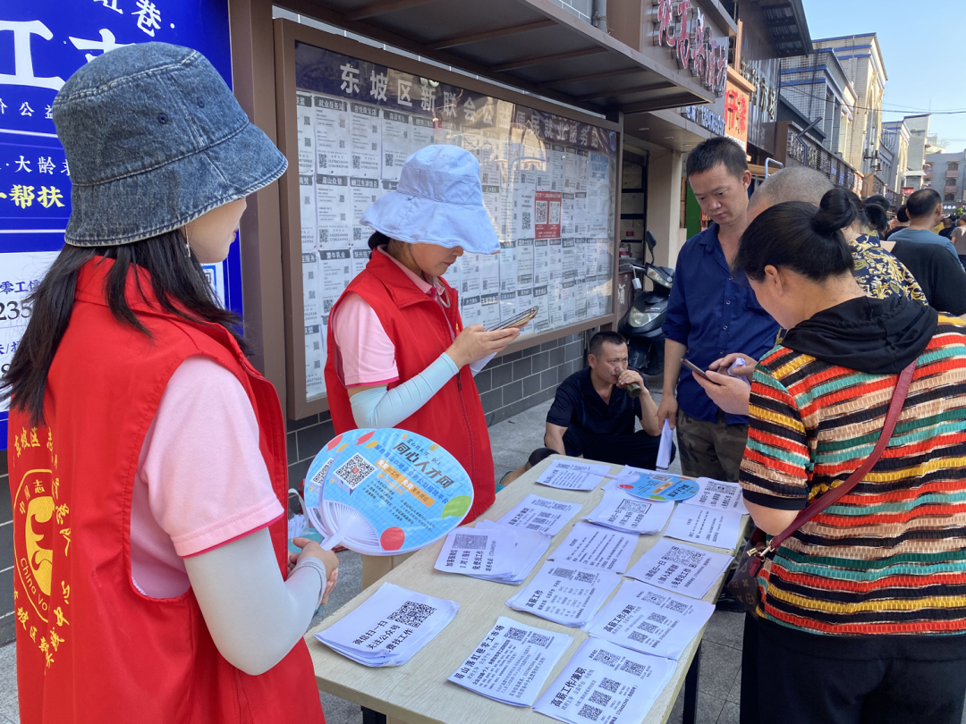 市民們了解招工企業(yè)信息。.jpg