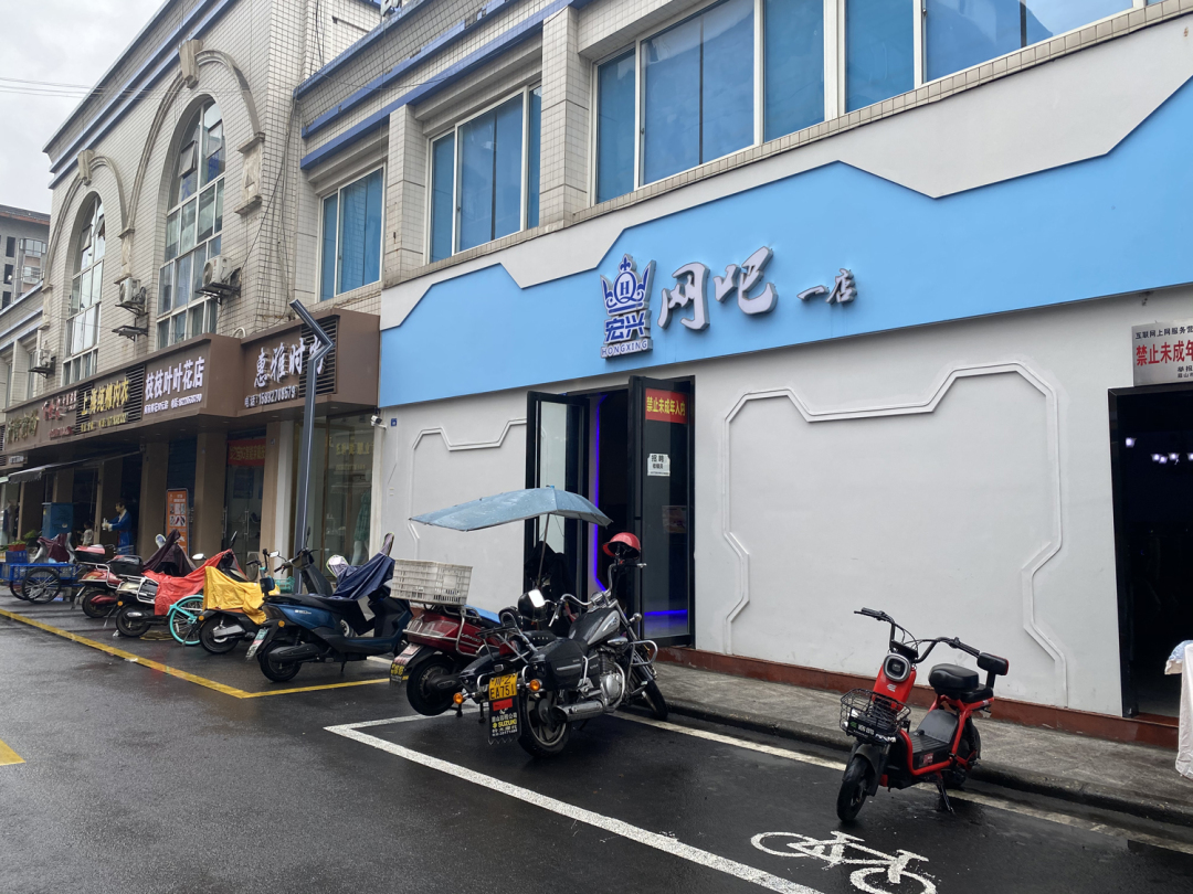 改造后的街道寬敞明亮，車輛整齊停放在劃線區(qū)域。.jpg