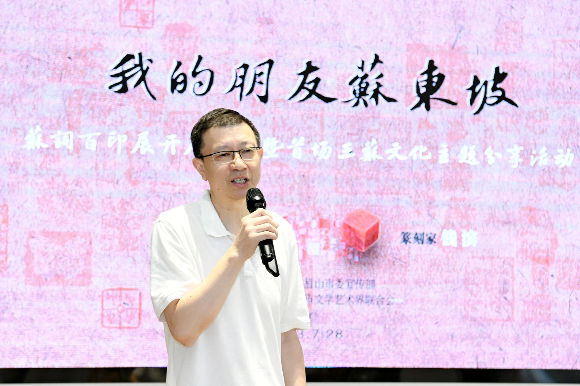  錢濱分享創(chuàng)作過程。