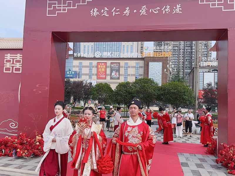  集體婚禮。