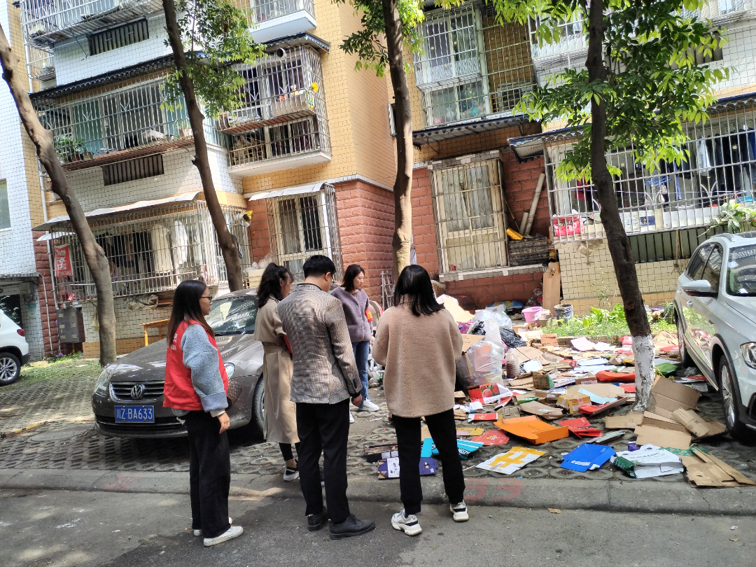 整治前，居民占用停車場堆放廢品。