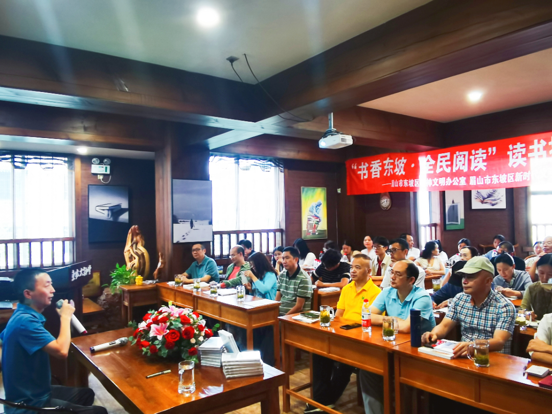  熊焱為大家分享在寫作中關(guān)于語言的表達(dá)經(jīng)驗(yàn)。