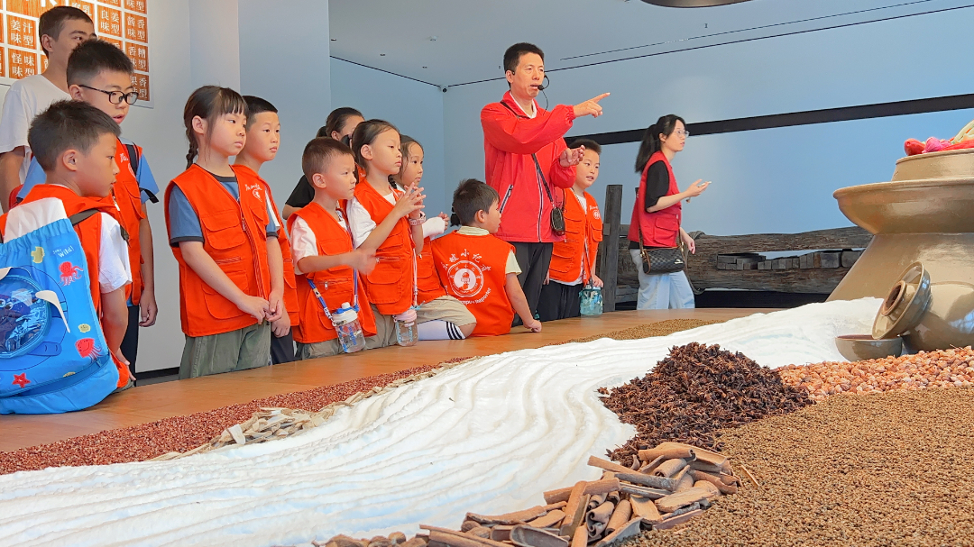  參觀老壇子傳習(xí)館。