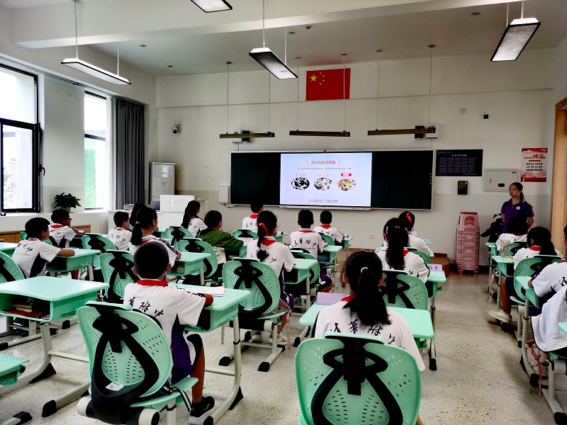  收看開學(xué)第一課。