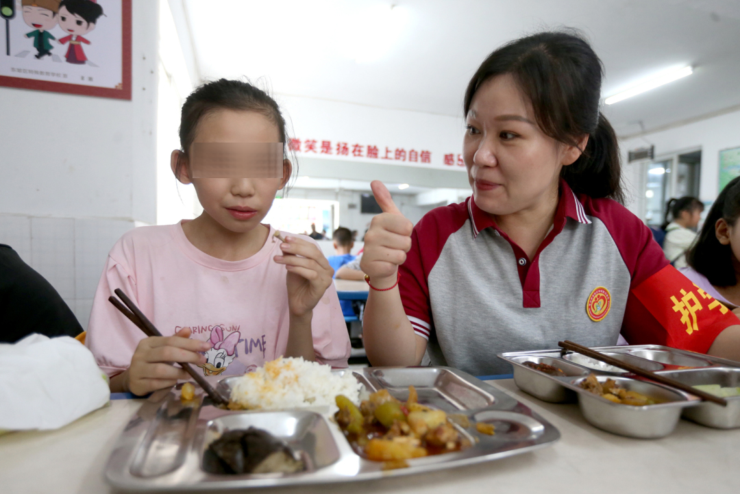 曾真老師正在陪同學生一起就餐。.JPG