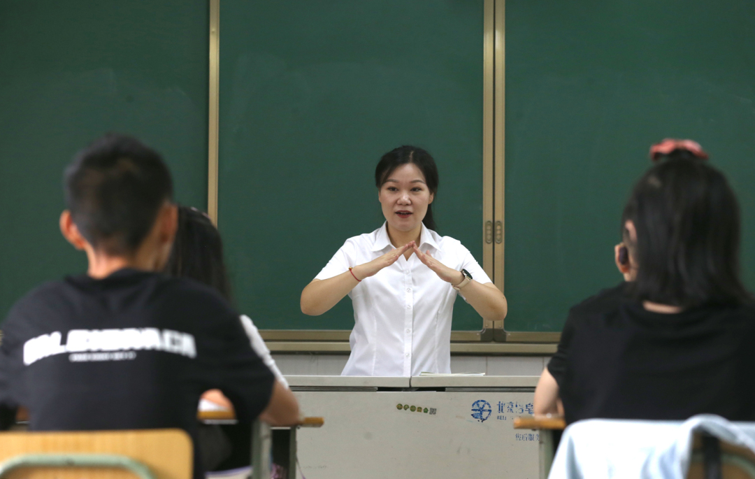 曾真老師正在用手語，為學生上課。.JPG