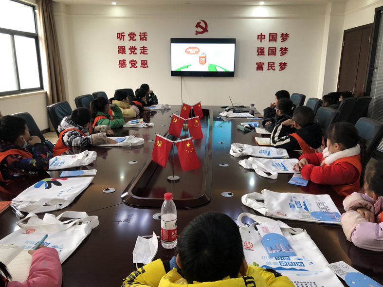  東坡小記者了解垃圾對(duì)環(huán)境的危害。