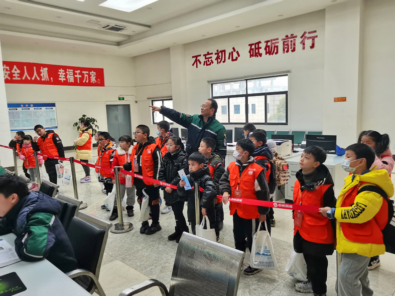  東坡小記者們?cè)诩厥伊私饫l(fā)電的過(guò)程。