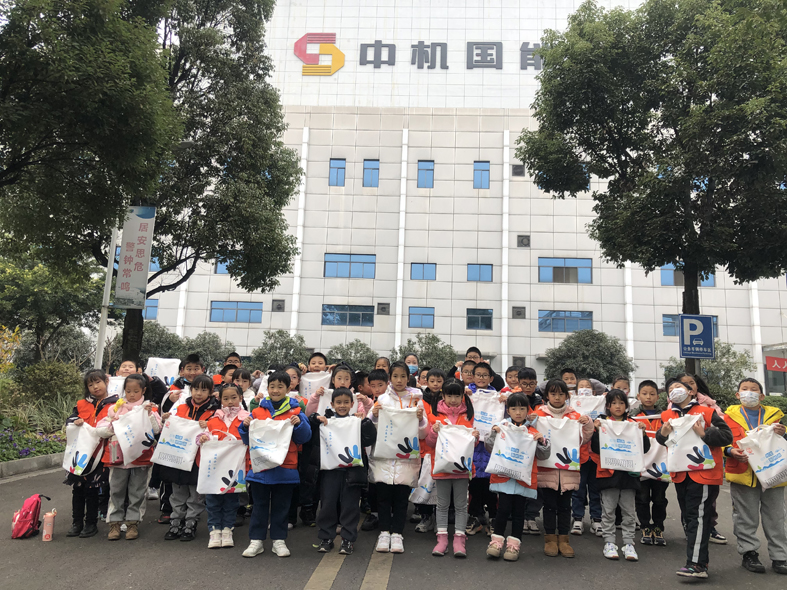  東坡小記者化身環(huán)保宣傳員。