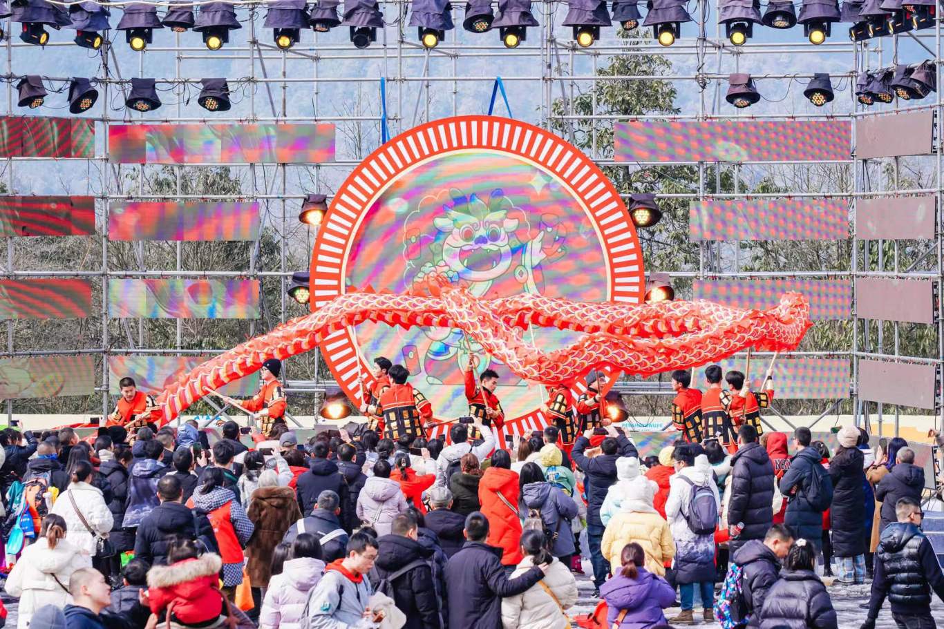 瓦屋山景區(qū)，舞龍民俗表演 (1).jpg