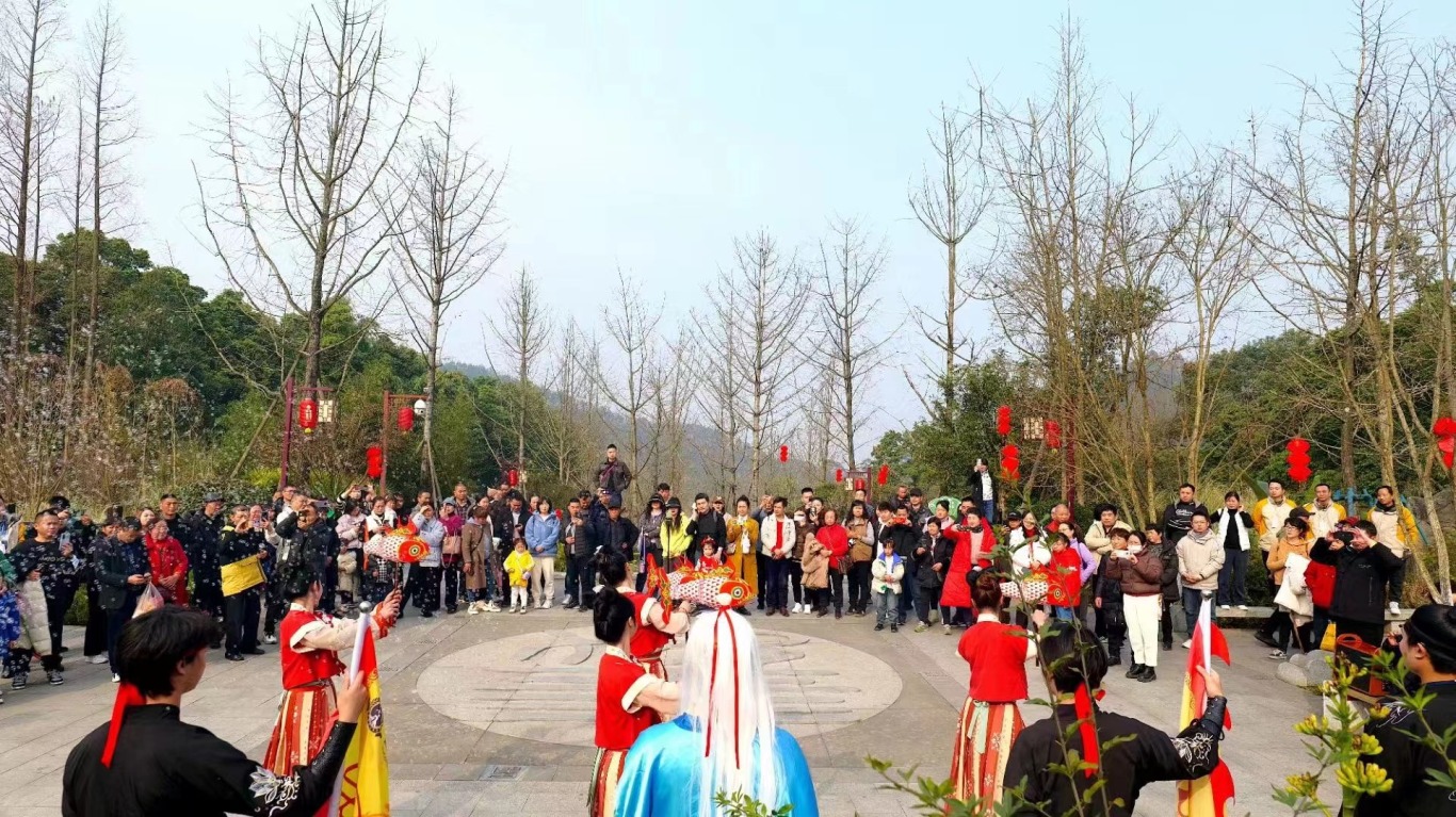 彭祖山景區(qū)開展“新春盛會”，推出龍年新春集市、彭祖駕到·巡游大劇場、《奇石之韻》新春展覽、投壺贏紅包、新年滾滾樂、登高擊鼓祈福等11項新春活動.jpg
