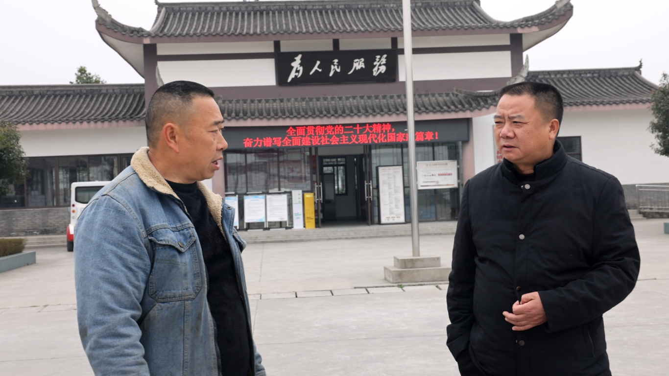  李雪平（右）正解答著村民提出的問(wèn)題。