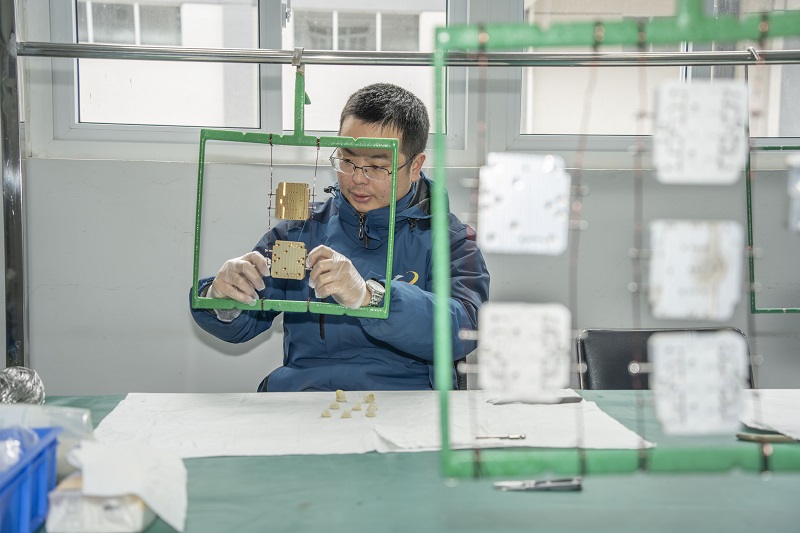  入駐企業(yè)員工正在進行導電氧化環(huán)節(jié)。