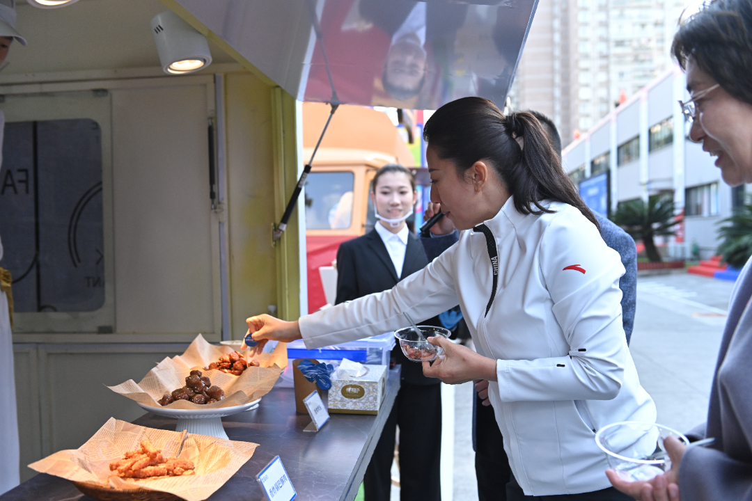  楊揚(yáng)在王家渡食品工廠品嘗美食。