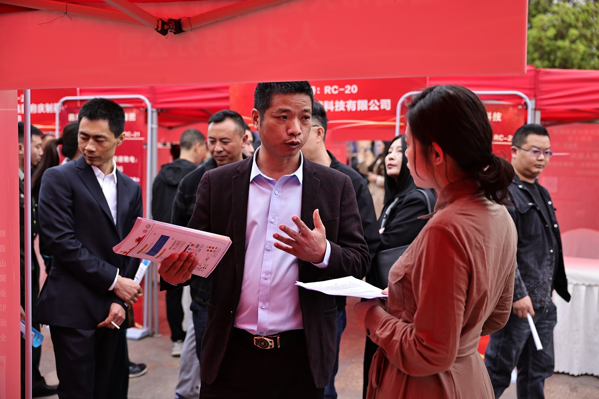 退役軍人和企業(yè)招聘負責人面對面溝通交流。.jpg
