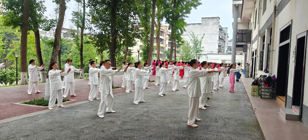 彭山區(qū)老年大學(xué)學(xué)員在練習(xí)太極拳。