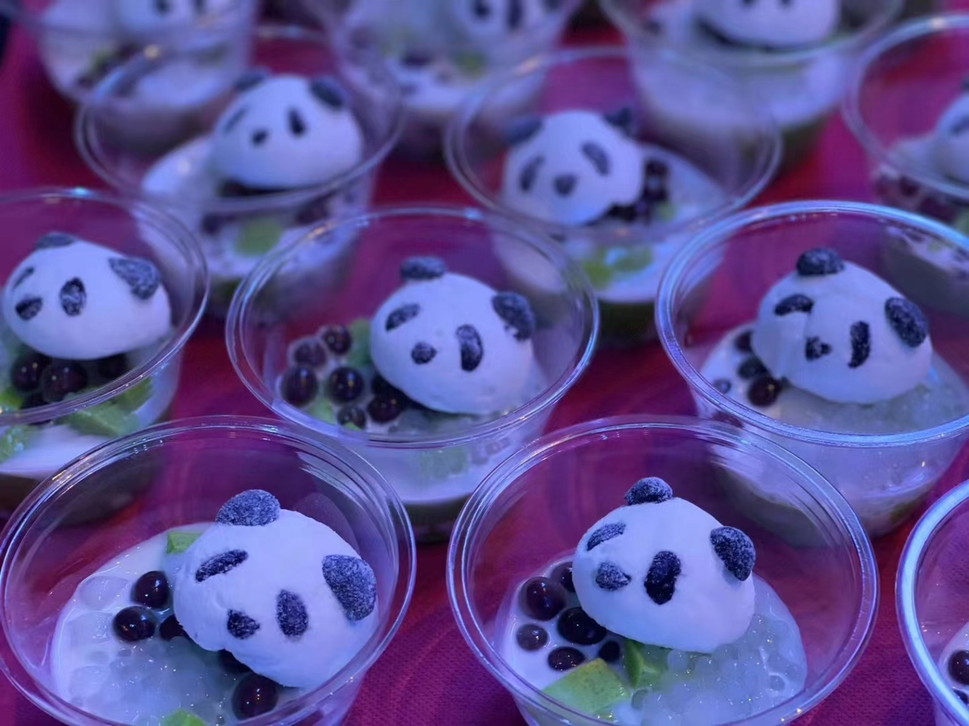 中國美食熊貓斑斕葉冰粉.jpg