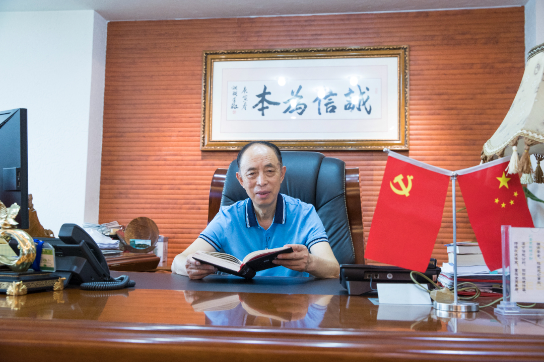 工作中的雷林。