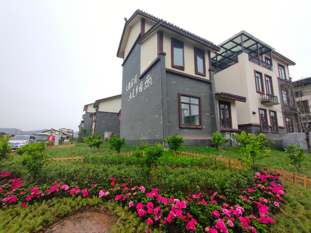 村民住上了好房子。