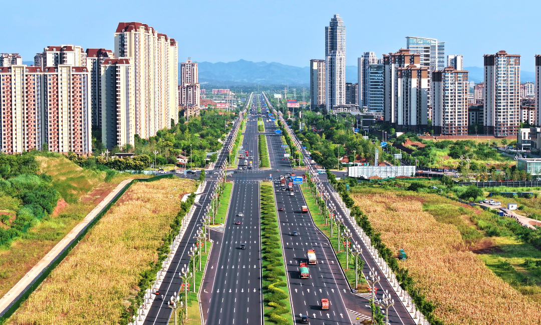  城市與道路構(gòu)成一幅美麗的圖景。