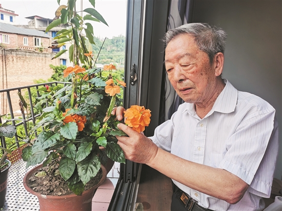 退休后的張蔭澤仍然喜歡綠植花卉。