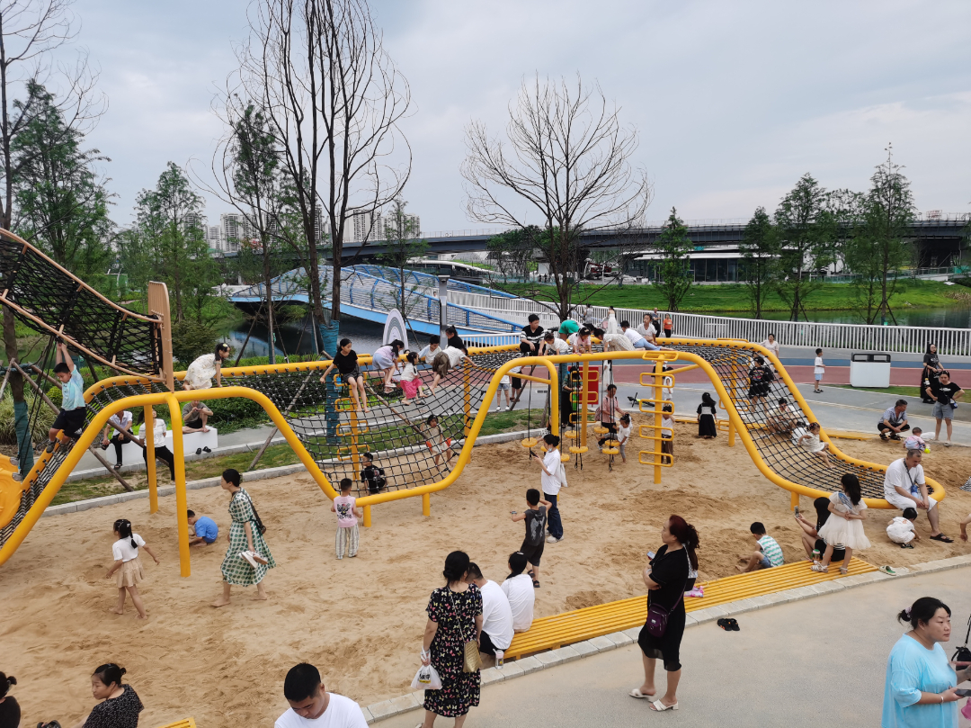  太和公園是遛娃的好去處。