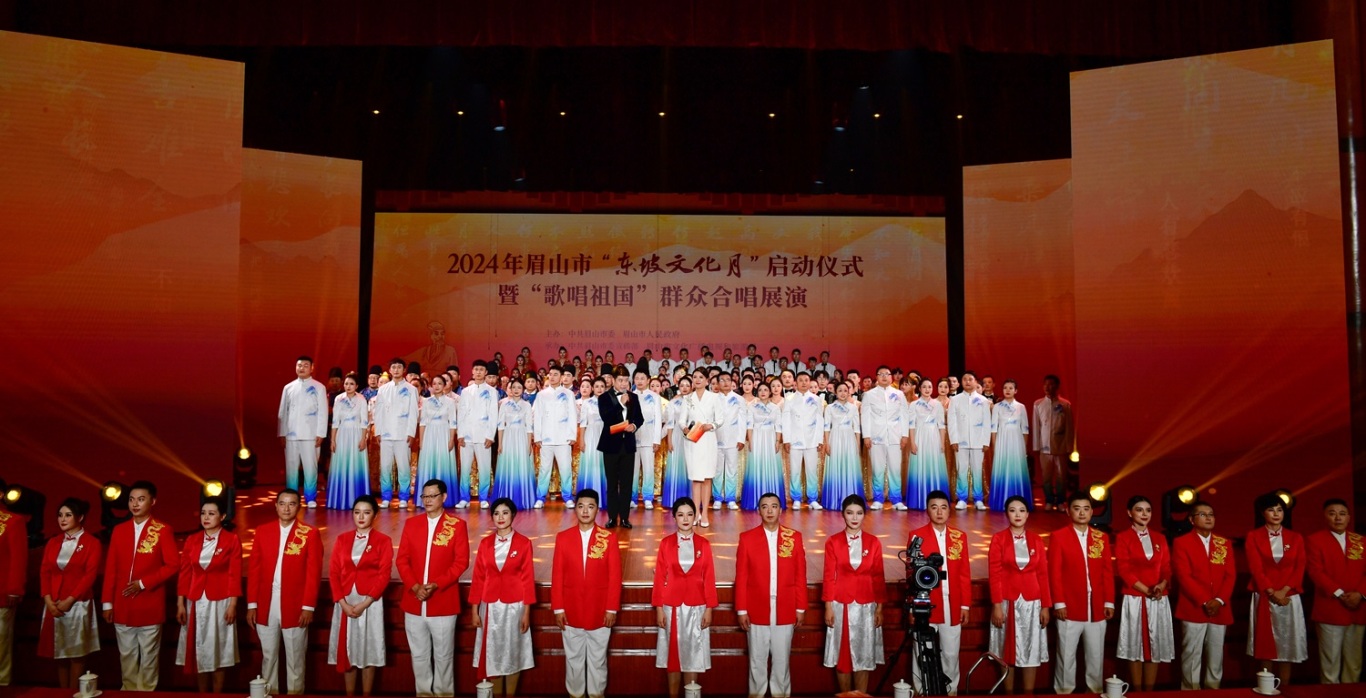 合唱《我和我的祖國(guó)》。眉山日?qǐng)?bào)全媒體記者 廖波 攝.jpg