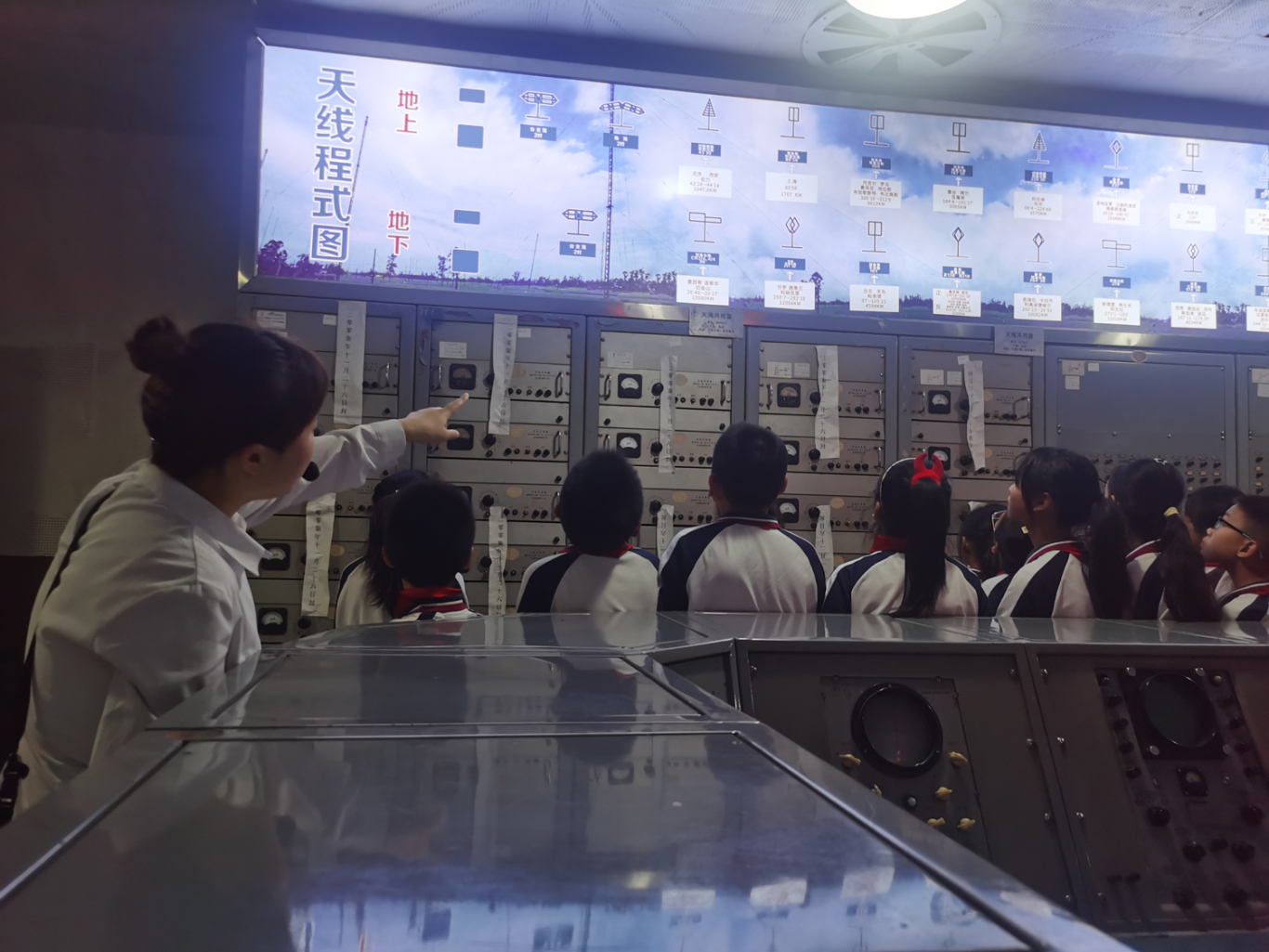 同學們在講解員的帶領下參觀了地下戰(zhàn)備通信博物館。.jpg