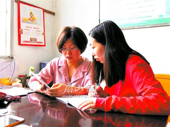 趙彩鳳（左）正在對(duì)普查員進(jìn)行業(yè)務(wù)指導(dǎo)。_副本.jpg