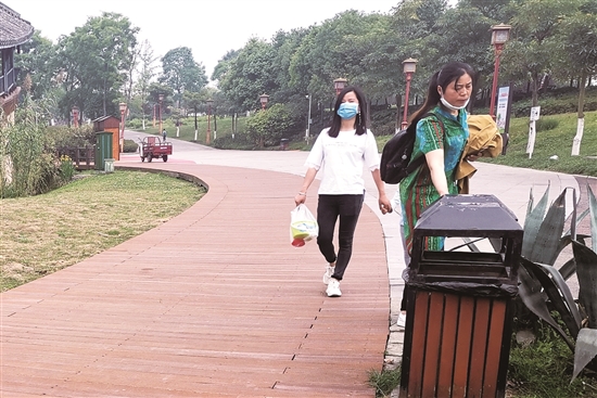設(shè)置合理數(shù)量的垃圾桶，方便市民隨時(shí)丟棄雜物。.jpg