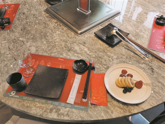 飯店里提供“公筷公勺”。.jpg