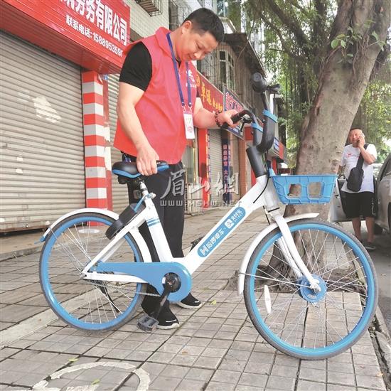 羅軍規(guī)范路邊亂停亂放的共享單車。.jpg