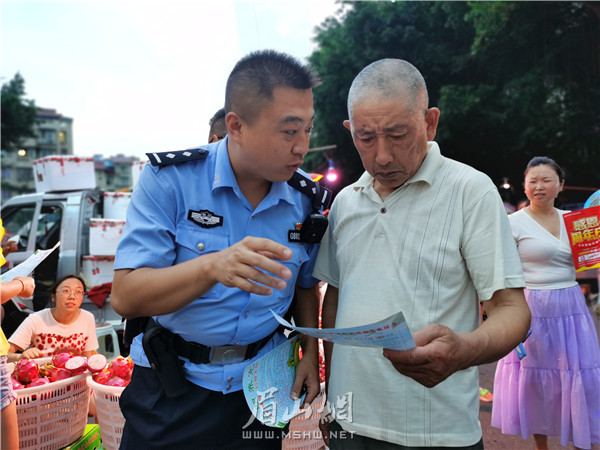 通惠派出所民警向市民宣傳文明養(yǎng)犬。