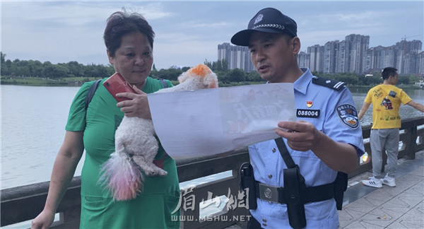 大石橋派出所向市民發(fā)放文明養(yǎng)犬資料并講解。