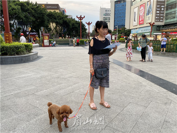 市民認(rèn)真閱讀宣傳資料，自覺(jué)踐行文明養(yǎng)寵。