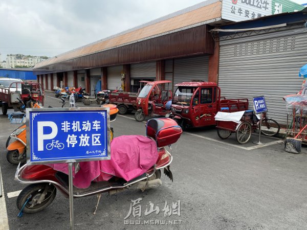 非機動車輛整齊停放在規(guī)定區(qū)域。