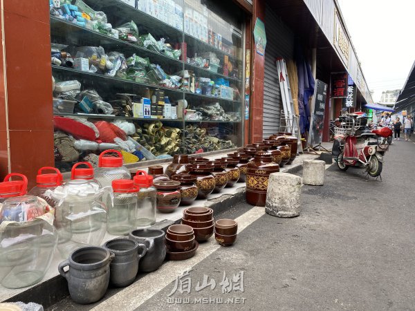 個別商戶占道經(jīng)營，個別車輛亂停亂放。