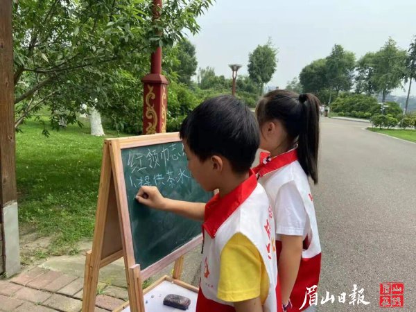 寫上志愿服務(wù)內(nèi)容。